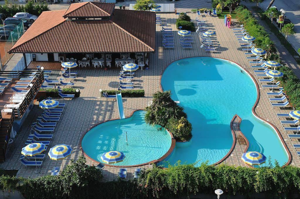 Hotel Ausonia Milano Marittima Esterno foto