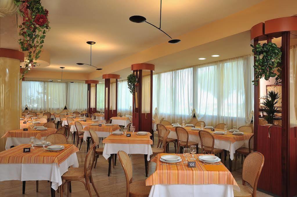 Hotel Ausonia Milano Marittima Esterno foto